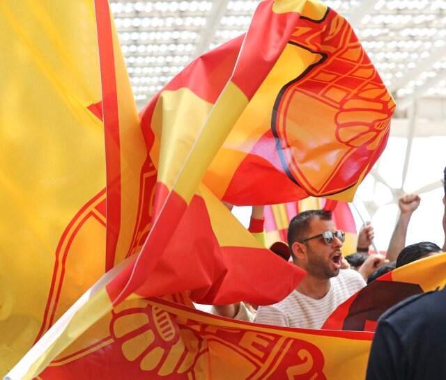 Göztepeli Taraftarlar, Takımlarını Bursa'ya Şampiyon Gibi Uğurladı! Göztepeli Taraftarlar, Takımlarını Bursa'ya Şampiyon Gibi Uğurladı!