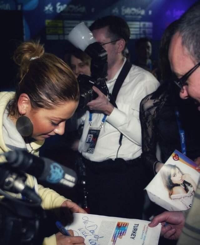 Hadise 10 Yıl Önceki Eurovision Fotoğraflarını İlk Kez Paylaştı