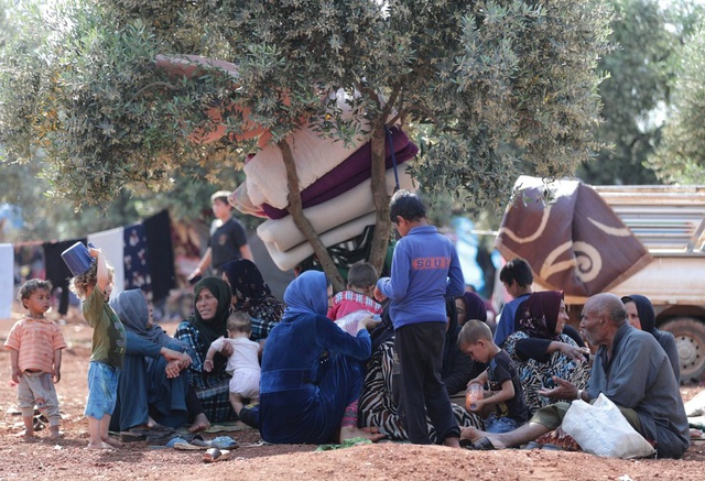 Reuters: İdlib'de Bombalardan Kaçan Aileler Türkiye Sınırındaki Zeytin Bahçelerine Sığındı