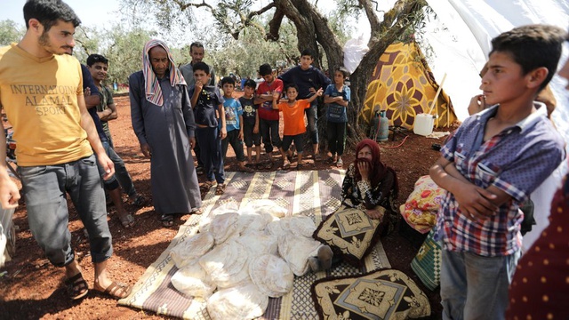 Reuters: İdlib'de Bombalardan Kaçan Aileler Türkiye Sınırındaki Zeytin Bahçelerine Sığındı
