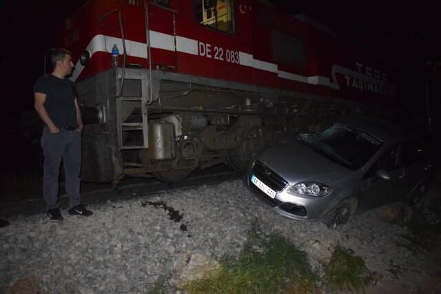 150 Yolcusu Bulunan Tren, Hemzemin Geçitte Askıda Kalan Otomobile Çarptı Yaklaşık 150 Kişiyi Taşıyan Yolcu Treni, Hemzemin Geçitte Askıda Kalan Otomobile Çarptı
