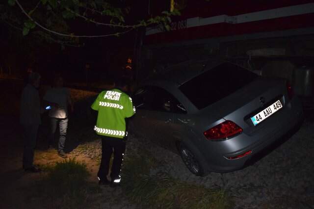 150 Yolcusu Bulunan Tren, Hemzemin Geçitte Askıda Kalan Otomobile Çarptı Yaklaşık 150 Kişiyi Taşıyan Yolcu Treni, Hemzemin Geçitte Askıda Kalan Otomobile Çarptı
