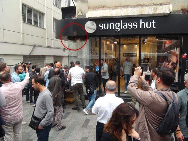İstiklal Caddesi'nde Bulunan Bir Reklam Panosunda Yuvalanan Arılar, Büyük Panik Yarattı İstiklal Caddesi'nde Bulunan Bir Reklam Panosunda Yuvalanan Arılar, Büyük Panik Yarattı