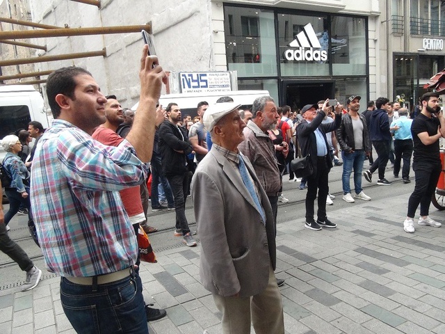 İstiklal Caddesi'nde Bulunan Bir Reklam Panosunda Yuvalanan Arılar, Büyük Panik Yarattı