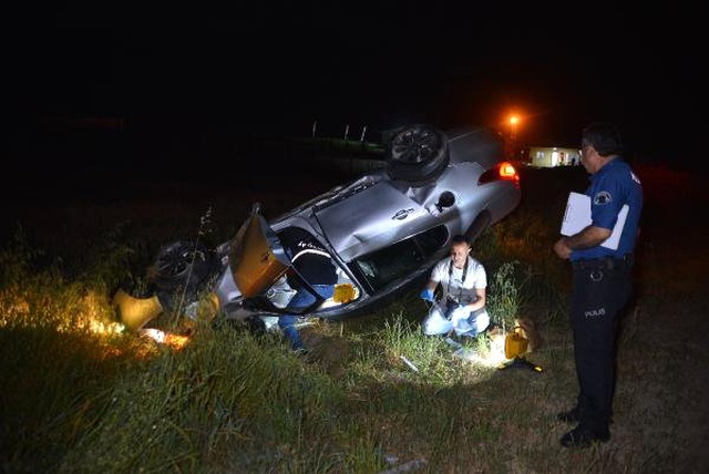 Şarampole Yuvarlanan Otomobilden Fırlayan 1 Kişi Feci Şekilde Can Verdi