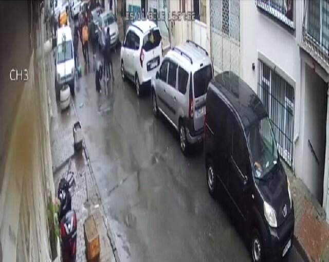 Park Tartışması Yüzünden Çıkan Kavgada Baba ve Oğlun Tekme Tokat Saldırıya Uğradığı Anlar Kamerada