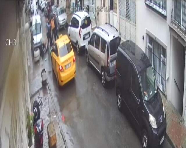 Park Tartışması Yüzünden Çıkan Kavgada Baba ve Oğlun Tekme Tokat Saldırıya Uğradığı Anlar Kamerada