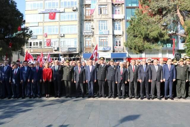 100 Yıllık Gurur! Atatürk'ü Temsil Eden Bayrak Karaya Çıkarıldı