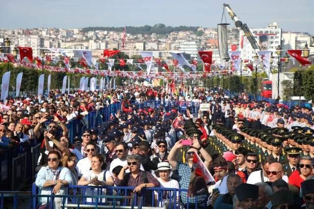 100 Yıllık Gurur! Atatürk'ü Temsil Eden Bayrak Karaya Çıkarıldı