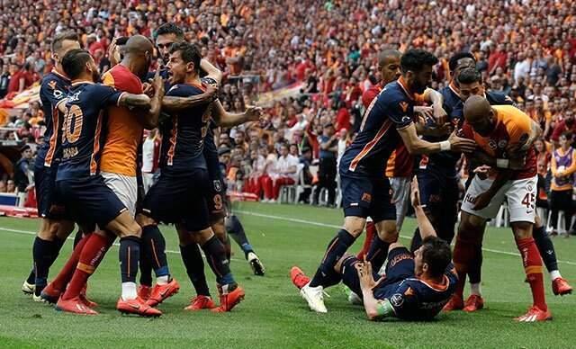 Başakşehir'de Emre Şoku! Oyuna Devam Edemedi