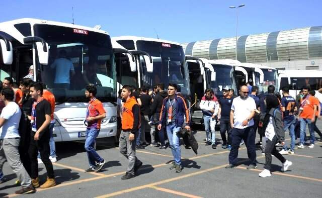 Başakşehirli Taraftarlar 10 Otobüsle Yola Çıktı Başakşehirli Taraftarlar 10 Otobüsle Yola Çıktı