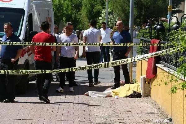 Doktor Koca, Avukat Eşini 14 El Ateş Ederek Öldürdü!