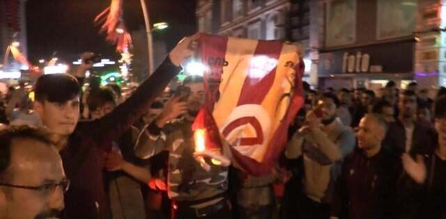 Erzurum'da Şampiyonluğu Kutlayan Bir Galatasaraylıya 20 Kişi Saldırdı!