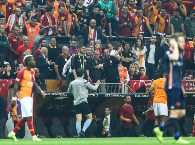 Fatih Terim ve Orhan Ak Tribüne Gönderildi! Fatih Terim ve Orhan Ak Tribüne Gönderildi!