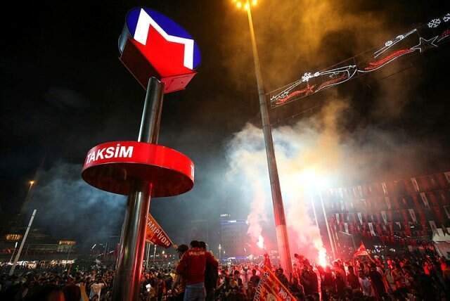 Galatasaraylı Taraftarlar <a class='keyword-sd' href='/taksim/' title='Taksim'>Taksim</a>'i Sarı-Kırmızıya Bürüdü!