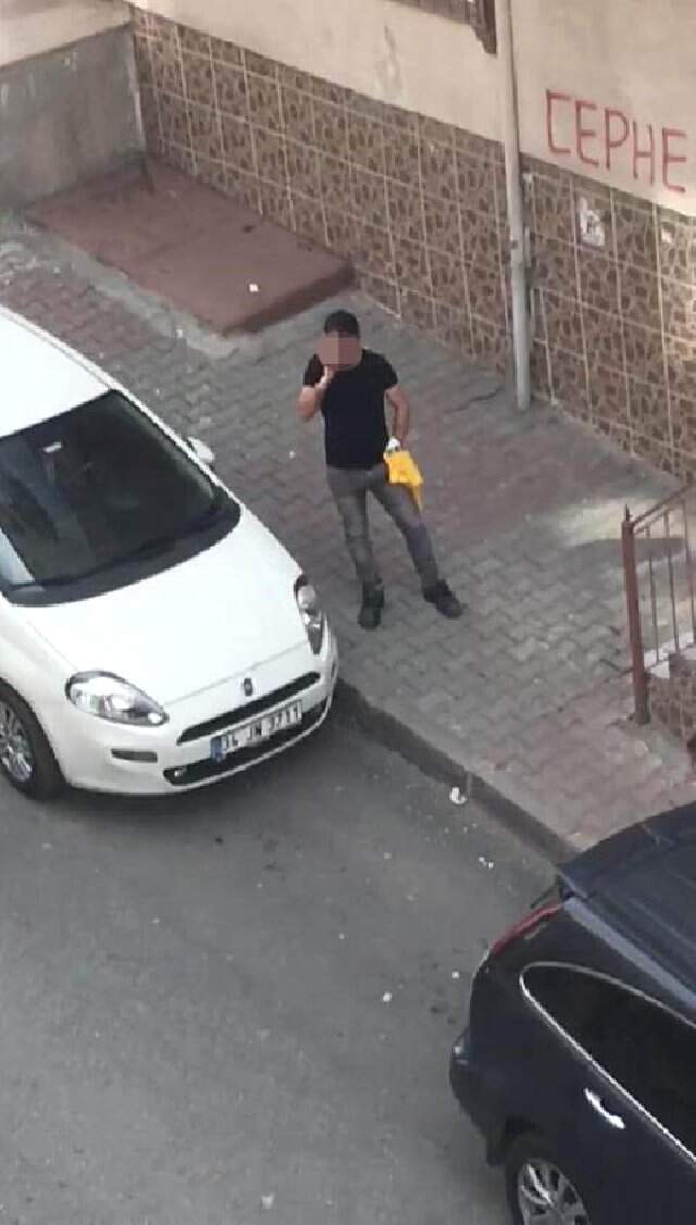 Kız Çocuklarını İzleyerek Sokak Ortasında Mastürbasyon Yapan Sapık Kamerada!