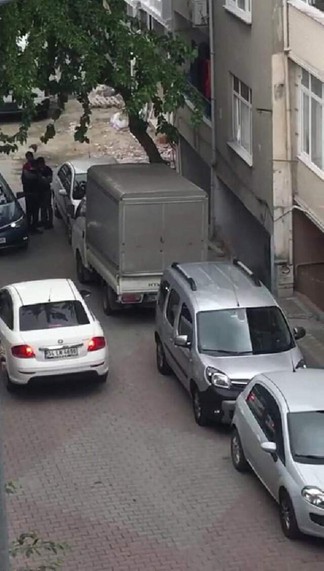 Kız Çocuklarını İzleyerek Sokak Ortasında Mastürbasyon Yapan Sapık Kamerada!
