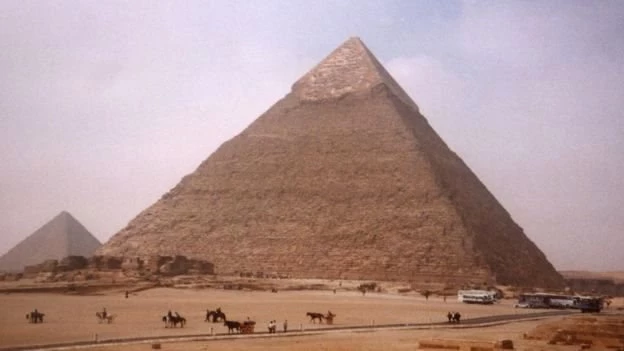Mısır'da Giza Piramitleri Yakınından Geçen Turist Otobüsüne Saldırı