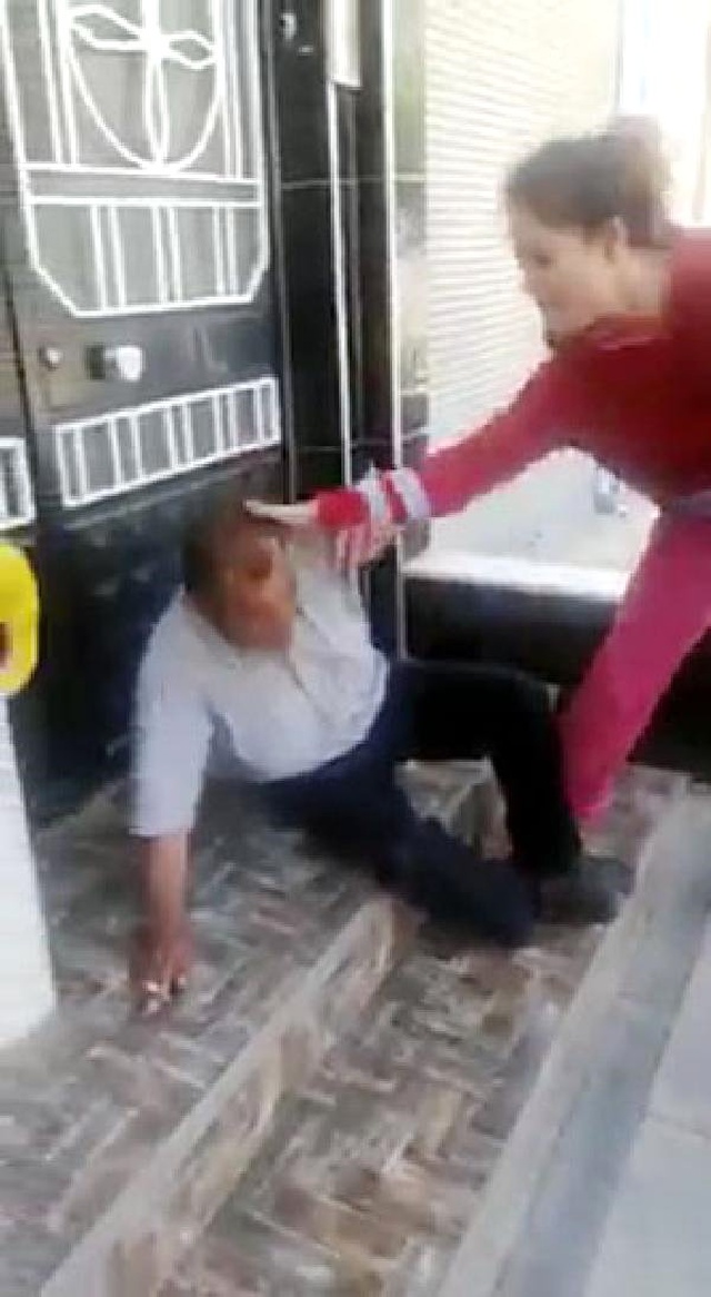 Gaziantep'te Taciz Şüphelisini Terlikle Dövüp, Polise Teslim Ettiler
