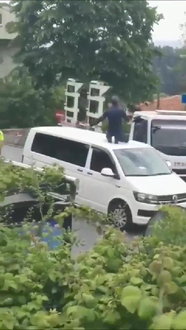 Çılgın Sürücü Direnince Aracının Üstünde Otoparka Götürüldü