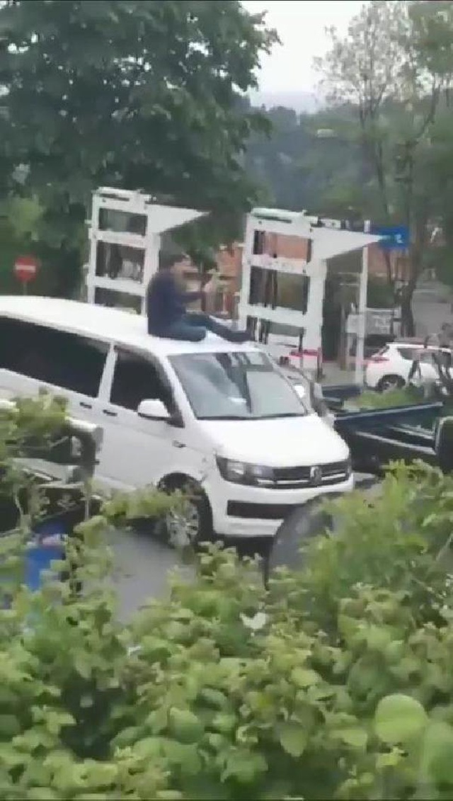 Çılgın Sürücü Direnince Aracının Üstünde Otoparka Götürüldü