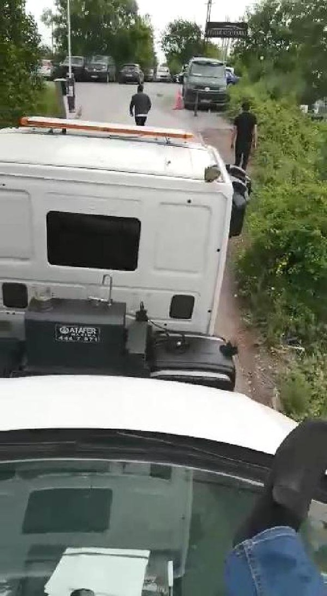 Çılgın Sürücü Direnince Aracının Üstünde Otoparka Götürüldü