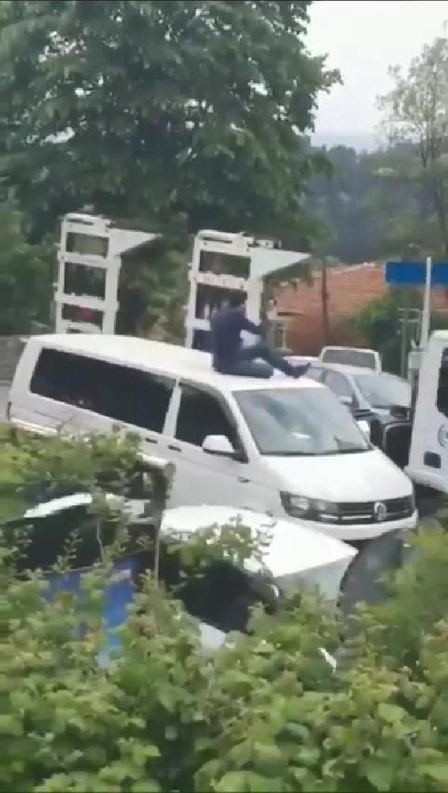 Çılgın Sürücü Direnince Aracının Üstünde Otoparka Götürüldü