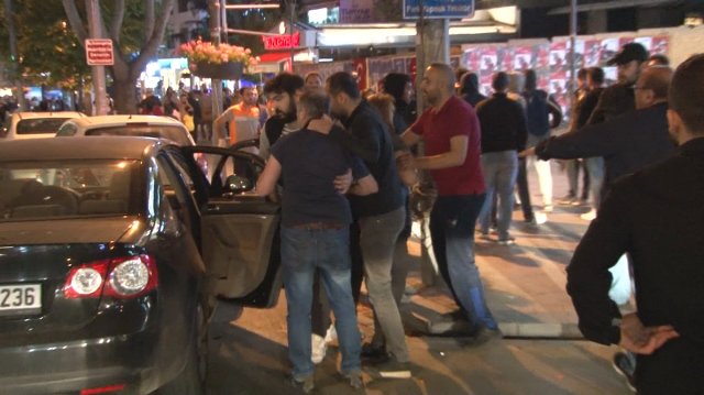 Bağdat Caddesi'nde Şampiyonluk Turu Atan Galatasaraylı Taraftarlara Saldırı