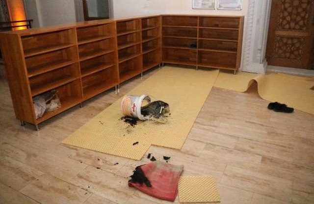 Kapalı Olmasına Sinirlendiği Camiyi Yakmaya Çalıştı