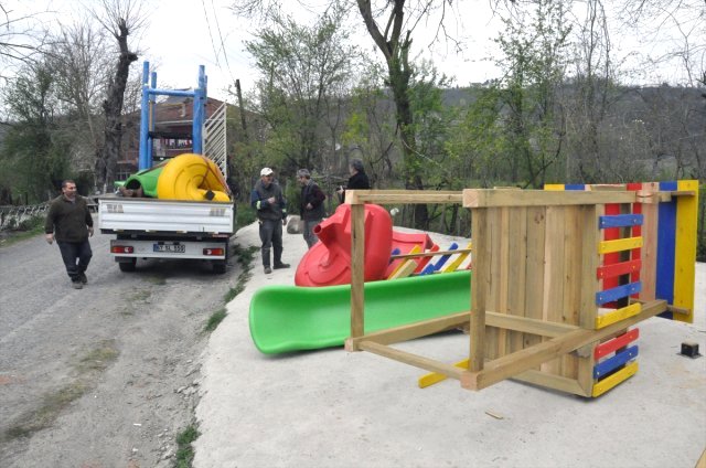 Cenk Eren, Çocuk Parkını Yıkan Eski Muhtarın Köyüne Yeni Park Yaptırdı