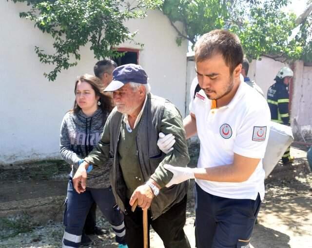 Evi Yanan Yaşlı Adam, İtfaiye Ekiplerinin Çalışmalarını Gözyaşları İçerisinde İzledi