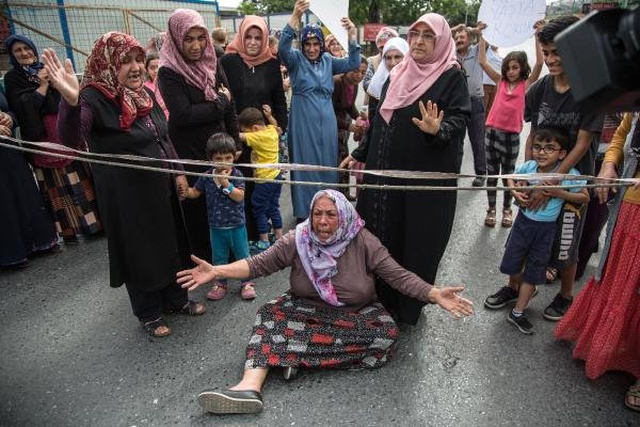 Uyuşturucu Satılmasından Rahatsız Olan Kadınlar, Yol Kapatma Eylemi Yaptı