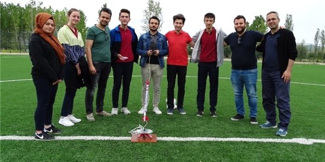 Kütahya 15 Temmuz Şehitler Anadolu Lisesi Öğrencilerinin Geliştirdiği Roket Fırlatıldı (Video)