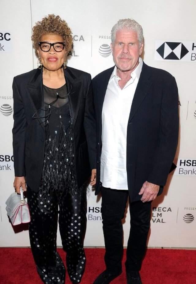 Evli Oyuncu Ron Perlman, Rol Arkadaşı Allison Dunbar ile Öpüşürken Yakalandı