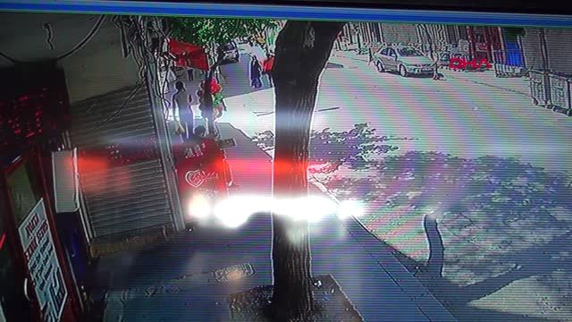 Çöp Kamyonunun Altında Kalan Hamile Kadın Kucağındaki Çocuğunu Fırlatarak Kurtardı