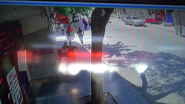 Çöp Kamyonunun Altında Kalan Hamile Kadın Kucağındaki Çocuğunu Fırlatarak Kurtardı