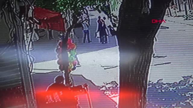 Çöp Kamyonunun Altında Kalan Hamile Kadın Kucağındaki Çocuğunu Fırlatarak Kurtardı