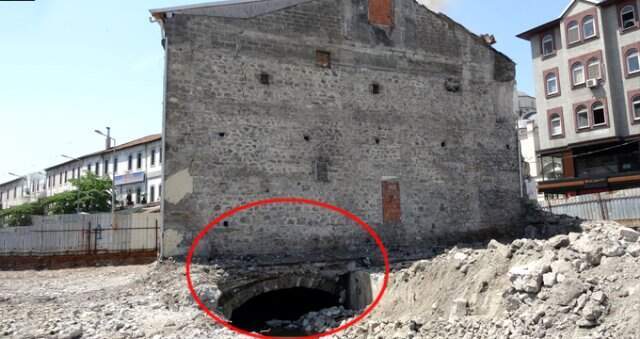 Kentsel Dönüşüm Çalışmalarında Tarihi Sur ve Menfez Ortaya Çıktı Kentsel Dönüşüm Çalışmalarında Tarihi Sur ve Menfez Ortaya Çıktı
