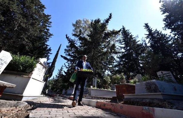 Mezarlıkların Bakımsız Olduğunu Fark Eden Girişimci Vatandaş, Mezarlık Bakım Şirketi Kurdu