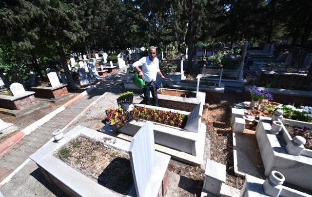 Mezarlıkların Bakımsız Olduğunu Fark Eden Girişimci Vatandaş, Mezarlık Bakım Şirketi Kurdu