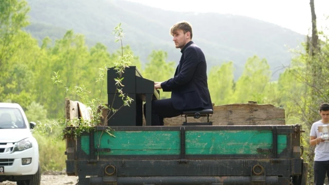 Ödüllü Piyanist, Çorum'da Traktör Römorkunda Konser Verdi
