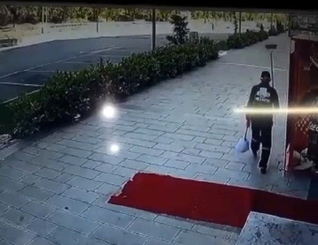 Temizlik Görevlisi, Uyuyan Köpeğe Elindeki Süpürgeyle Acımasızca Vurdu! Dehşet Anları Kamerada
