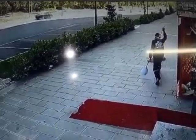 Temizlik Görevlisi, Uyuyan Köpeğe Elindeki Süpürgeyle Acımasızca Vurdu! Dehşet Anları Kamerada