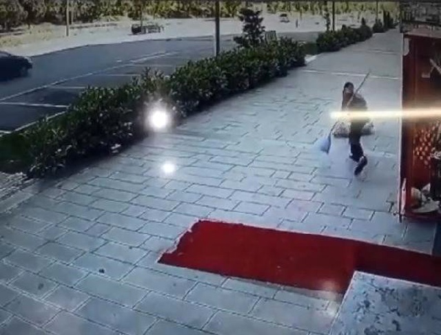 Temizlik Görevlisi, Uyuyan Köpeğe Elindeki Süpürgeyle Acımasızca Vurdu! Dehşet Anları Kamerada