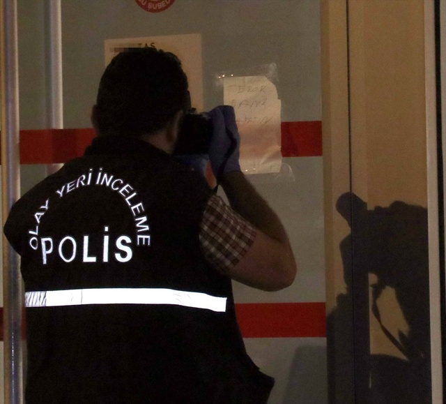 Banka Kapısına Yapıştırılan