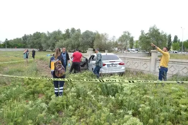 17 Yaşındaki Genç, Duvara Çarpan Otomobilde Boğazına İp Bağlı Halde Ölü Bulundu