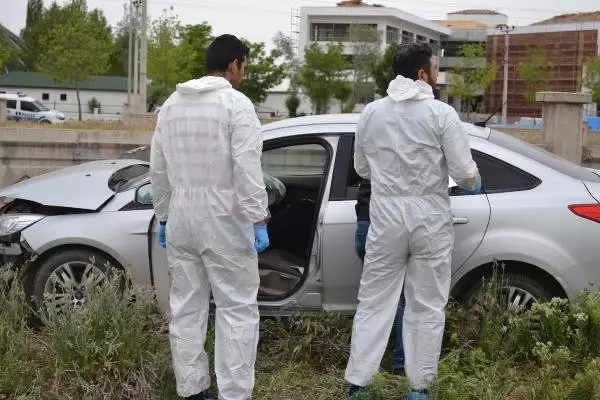 17 Yaşındaki Genç, Duvara Çarpan Otomobilde Boğazına İp Bağlı Halde Ölü Bulundu