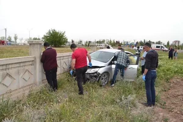 17 Yaşındaki Genç, Duvara Çarpan Otomobilde Boğazına İp Bağlı Halde Ölü Bulundu