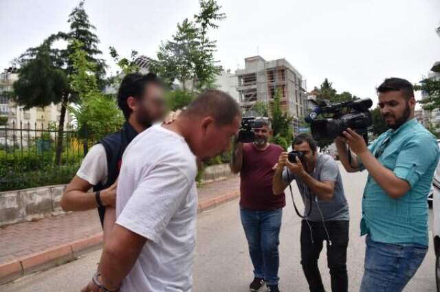 Gözü Dönmüş Cani, Başına Saksıyla Vurup Bıçakladığı Arkadaşının Cesedini Kanala Atmak İsterken Yakalandı Gözü Dönmüş Cani, Başına Saksıyla Vurup Bıçakladığı Arkadaşının Cesedini Kanala Atmak İsterken Yakalandı
