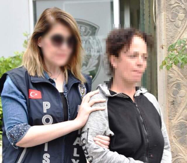 Gözü Dönmüş Cani, Başına Saksıyla Vurup Bıçakladığı Arkadaşının Cesedini Kanala Atmak İsterken Yakalandı Gözü Dönmüş Cani, Başına Saksıyla Vurup Bıçakladığı Arkadaşının Cesedini Kanala Atmak İsterken Yakalandı